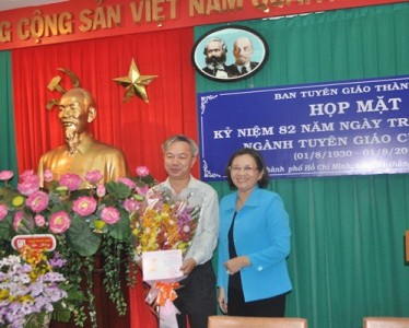 Than Thi Thu, head of the City Education and Propaganda for the Party Committee, presenting a medal to Duong The Trung, deputy secretary of the Party Committee Than Thi Thu, head of the City Education and Propaganda for the Party Committee, presenting a medal to Duong The Trung, deputy secretary of the Party Committee